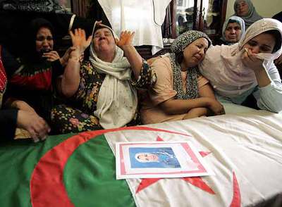 Familiares lloran durante el funeral de una de las víctimas en los atentados del pasado miércoles en Argel.