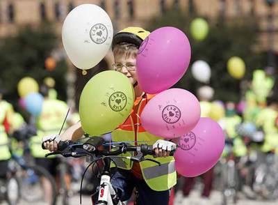 Uno de los participante en la marcha en bicicleta que discurrió ayer por Sevilla.
