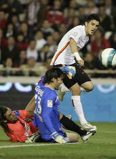 Villa anota el primer gol del Valencia.