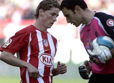Torres se cruza con Molina, el portero del Levante, tras una de sus intervenciones ayer en el Calderón.