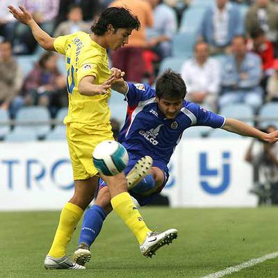 Pachón remata ante la obstrucción de Matías Fernández.