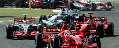 Felipe Massa encabeza el pelotón al inicio de la carrera.