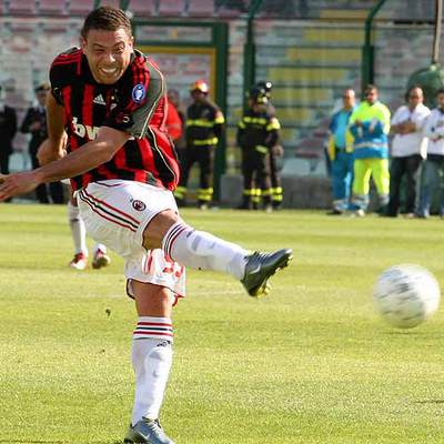 Ronaldo dispara en la jugada del tercer gol del Milan al Messina.