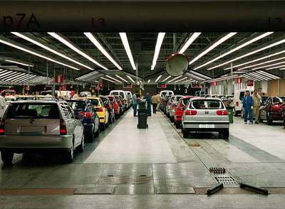 Varios operarios supervisan una serie de vehículos en la fábrica de Seat en Martorell.
