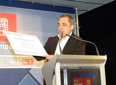 Rafael Simancas muestra el primer derecho propuesto por el PSM, una ley de garantía de acceso a la vivienda.