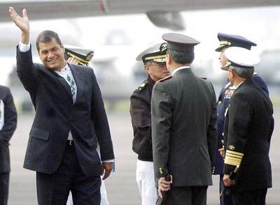 Rafael Correa saluda antes de volar a Venezuela para participar en la cumbre energética suramericana.