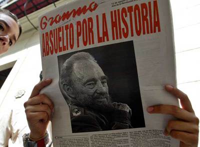 Un habitante de La Habana lee el diario  Granma  con una foto de Castro el 12 de agosto de 2006.