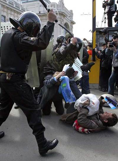 Varios policías golpean a los manifestantes el domingo en San Petersburgo.