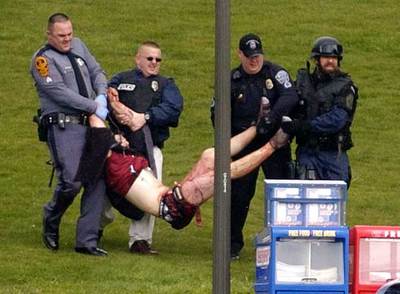 Uno de los jóvenes tiroteados ayer en la Universidad Politécnica de Virginia es retirado del campus por varios policías.