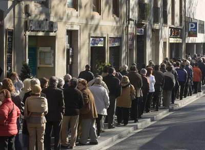 Cola de unos 50 metros para comprar lotería en Barcelona.