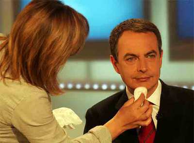 Una maquilladora prepara a Zapatero para la entrevista.