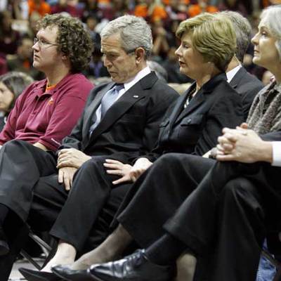 Bush y su esposa, Laura, durante el homenaje a las víctimas celebrado ayer en la Universidad Politécnica de Virginia.
