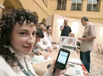 Una integrante de una mesa electoral muestra una de las agendas que se usaron en las elecciones catalanas.