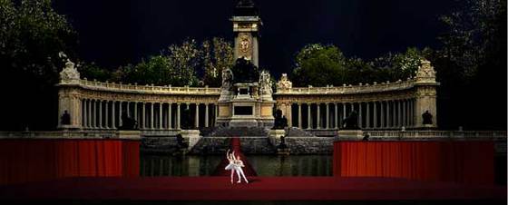 Recreación del escenario que se construirá en el estanque del Retiro para representar 'El lago de los cisnes'.