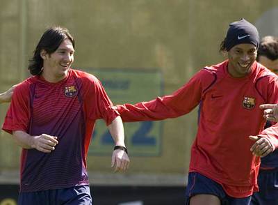 Messi junto a Ronaldinho, que ayer se reintegró a los entrenamientos en grupo después de haber sufrido una amigdalitis.