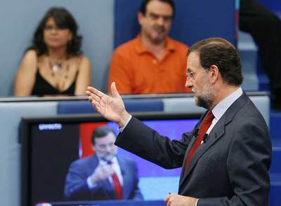 El líder del PP, durante su intervención en el programa. En la mano izquierda sujeta un bolígrafo negro.