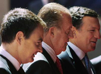 Zapatero, el rey Juan Carlos y el presidente de la Comisión, José Manuel Durão Barroso, durante la entrega del premio Nueva Economía Forum.
