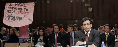 Una persona muestra una pancarta que reza: 