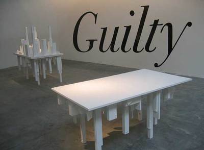 'Underneath', obra de Mounir Fatmi (Tánger, 1970) sobre el 11-S, expuesta en el Expo Center de Sharjah.