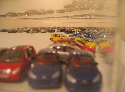 Vista parcial de la instalación 'Stockholm', en la Bienal de Sharjah, de G. Metzger.