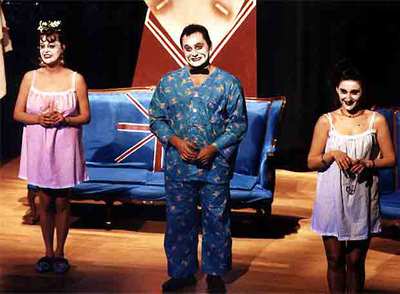 El grupo de teatro Cal Teatro, interpretando la obra de Ionesco 'La cantante calva', en 1997.
