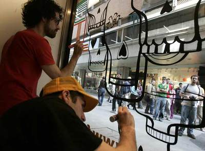 El 'graffiti' ya cuelga del centro comercial