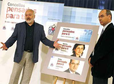 López Rico y Jorquera muestran el modelo de cartel electoral con el que el BNG empapelará Galicia.
