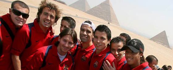 Los jugadores del Barça, con Messi en primer plano, ayer de visita en las pirámides de Giza