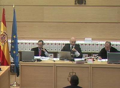 Un momento de la declaración del comisario Enrique García Castaño (de espaldas) ante el tribunal del 11-M.