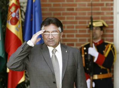 Pervez Musharraf saluda a José Luis Rodríguez Zapatero (fuera de la imagen) antes de su entrevista.