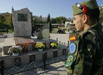 Un militar de la Eufor, en Mostar, ante el monumento a los caídos españoles.
