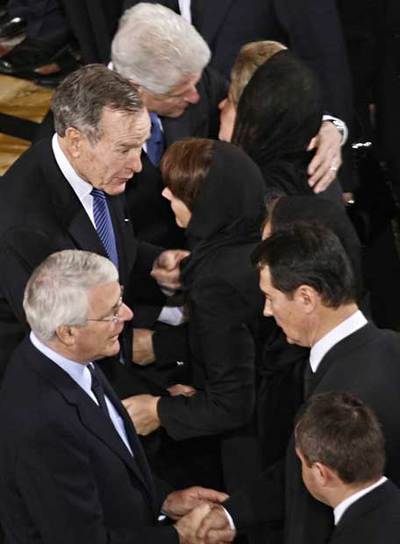 De arriba hacia abajo: Bill Clinton abraza a Naína, viuda de Borís Yeltsin; el ex presidente George Bush saluda a Tatiana, hija del mandatario fallecido, y el ex primer ministro británico John Major saluda a un asistente sin identificarrn.