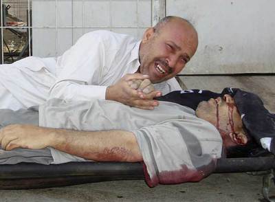 Un hombre se aferra al cuerpo de su hermano asesinado ayer en Baquba.