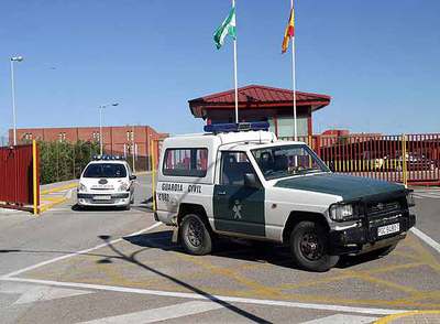 Dos vehículos policiales, frente a la prisión de Sevilla 2.