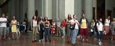 El público de la Gallería dell'Accademia de Florencia contempla imágenes del techo ante el objetivo de Thomas Struth.