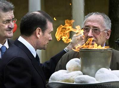 El alcalde de Gernika, Miguel Ángel Aranaz, el  lehendakari  Ibarretxe y Luis Iriondo, un superviviente.