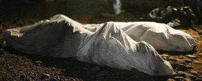 Los cuerpos de los dos inmigrantes fallecidos que llegaron el miércoles en un cayuco yacen en la playa de Archile, en Tenerife. rn REUTERSrnUno de los inmigrantes rescatados por el  Segundo San Rafael  desembarca del  Esperanza del Mar  en Dakar.