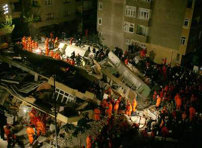 Se derrumba un edificio de ocho plantas en Estambul
