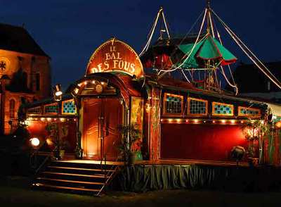 'Roulotte' de Les Chiffonières  Le Cinérama, donde se representará 'El baile de los locos'.