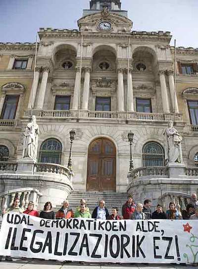 Protesta de la izquierda  abertzale  frente al Ayuntamiento de Bilbao.