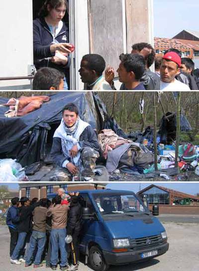 En la imagen superior, una trabajadora social reparte alimentos en un muelle de Calais. En la siguiente, el iraní Amid, de 14 años, junto a su tienda en uno de los campamentos de los  sin papeles.  En la fotografía inferior, varios inmigrantes pugnan por subir a una furgoneta que les llevará a las duchas de una organización cristiana.