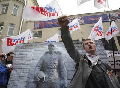 Jóvenes rusos protestan ayer ante la Embajada de Estonia en Moscú.