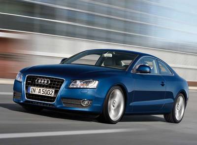 El frontal identifica al A5 con Audi, y los rasgos ondulados que recorren la cintura lateral y las formas robustas de la zaga realzan una línea elegante y dinámica.