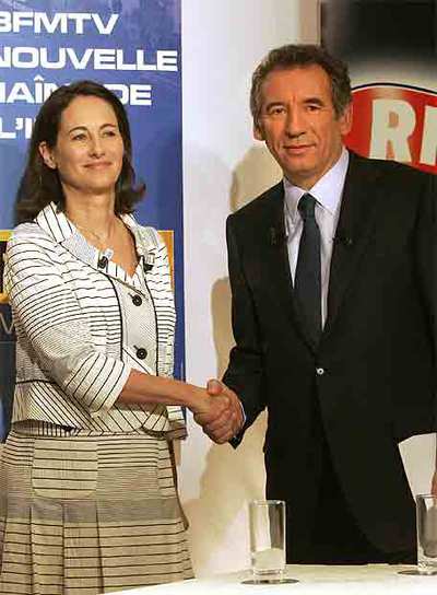 Ségolène Royal y François Bayrou se dan la mano antes de comenzar el debate en un hotel de París.