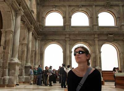 Una joven observa el recinto del Museo del Prado.