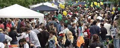 Asistentes a la   trobada   del barrio de Sant Marcel.lí de Valencia, entre toldos y puestos.