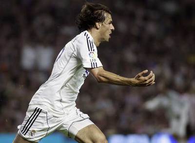 Van Nistelrooy corre entusiasmado tras uno de sus dos goles en San Mamés.