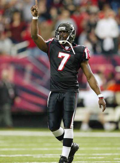 Michael Vick celebra un pase en un partido con Atlanta Falcons.