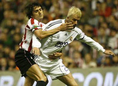 Javi González intenta impedir un avance de Beckham.