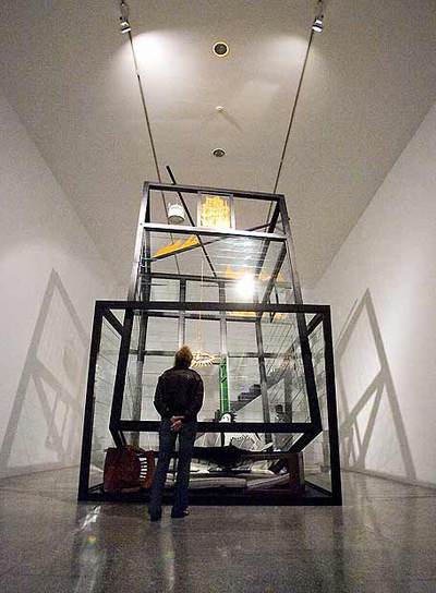 Un visitante observa la instalación  Fallujah  en el Artium.